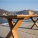 Die Schweizer Kante ist eine Tischkantenform, die die Massivität der Tischplatte elegant versteckt. Durch das leichte Anschrägen erhält der Tisch ein besonderes Aussehen.