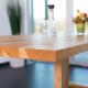 Das Tischuntergestell - auf dem Foto aus Kirschbaum - passt formschön aus Holz zur Tischplatte.