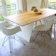 Dieser Esstisch MARTHA wurde aus Eiche gefertigt und ergibt mit dem weißen Tischuntergestell (hier aus Stahl) einen toller Mittelpunkt im Esszimmer.