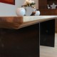 Die stabile Tischplatte aus Massivholz hält die beiden Tischbeine fest zusammen.