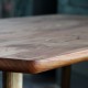 Die Rundung der Tischplatte kann individuell besprochen und anhand von Muster zuhause getestet werden - so wird Ihre Tischplatte aus Massivholz zum echten Unikat.