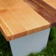 Die Tischplatte hier wurde aus hochwertigem Kirschbaum und Nussbaum hergestellt und geölt. Damit bleibt die natürliche Struktur des Holzes ertastbar und ist gut geschützt.