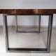 Durch eine spezielle Konstruktion liegt die Tischplatte nicht direkt auf dem Metall auf. Damit kommt das metallene Untergestell als Viereck perfekt zur Geltung.