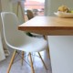 Dieser Tisch wurde mit angeschrägter Tischkante, der sogenannten Schweizer Kante gefertigt. Das bringt Leichtigkeit ins Design und passt hervorragend zur Formensprache.