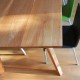 Die leicht angeschrägte Tischkante passt hervorragend zu den schräg angebrachten Tischbeinen, die die massive Tischplatte stabil halten.